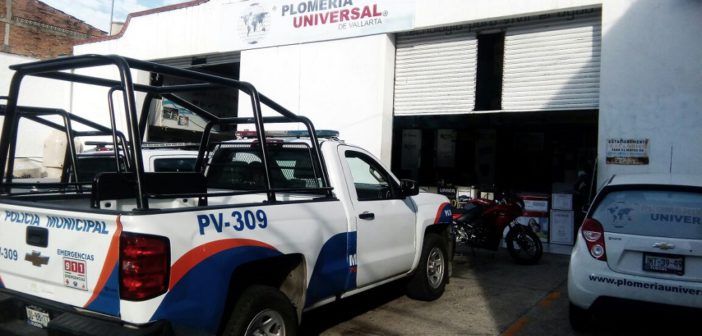 Atracan plomería; se metieron por el techo