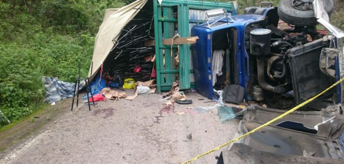 Accidente en la Estatal 544 dejan un muerto y seis heridos