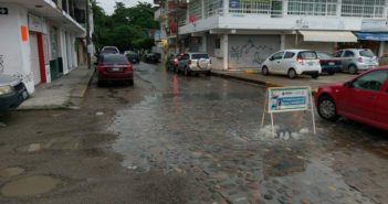 Vecinos de Pitillal sufren por fuga de aguas negras