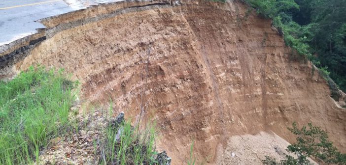 Daños en la Estatal 544, considerables; ubican dos socavones