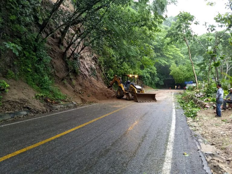 Carretera Federal 200 se encuentra cerrada por derrumbes