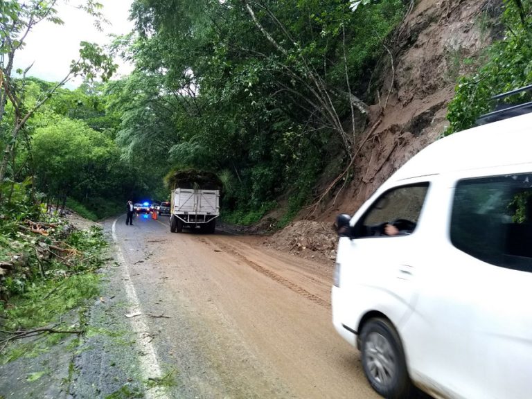 Carretera Federal 200 se encuentra cerrada por derrumbes