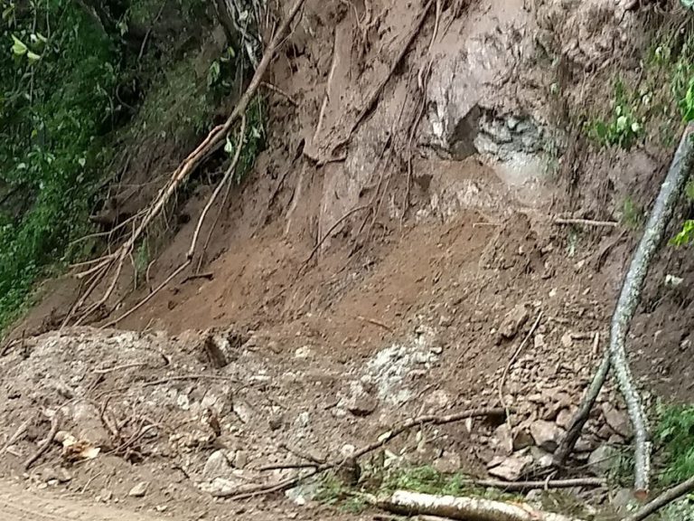 Carretera Federal 200 se encuentra cerrada por derrumbes