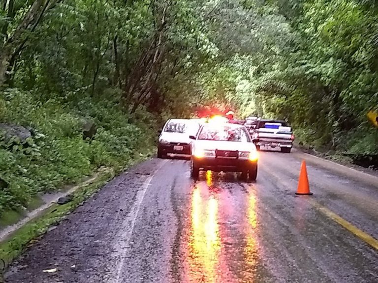 Carretera Federal 200 se encuentra cerrada por derrumbes