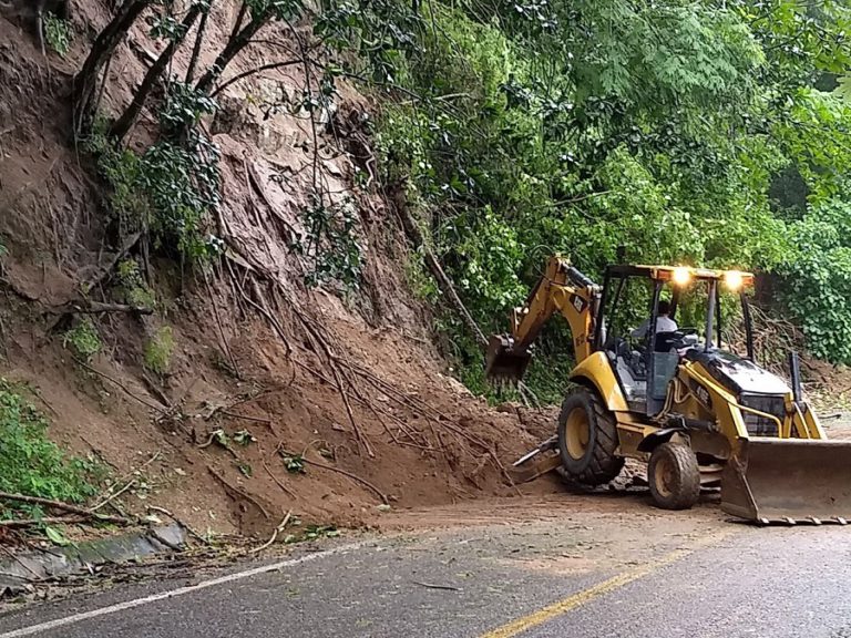 Carretera Federal 200 se encuentra cerrada por derrumbes