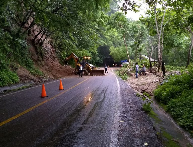 Carretera Federal 200 se encuentra cerrada por derrumbes