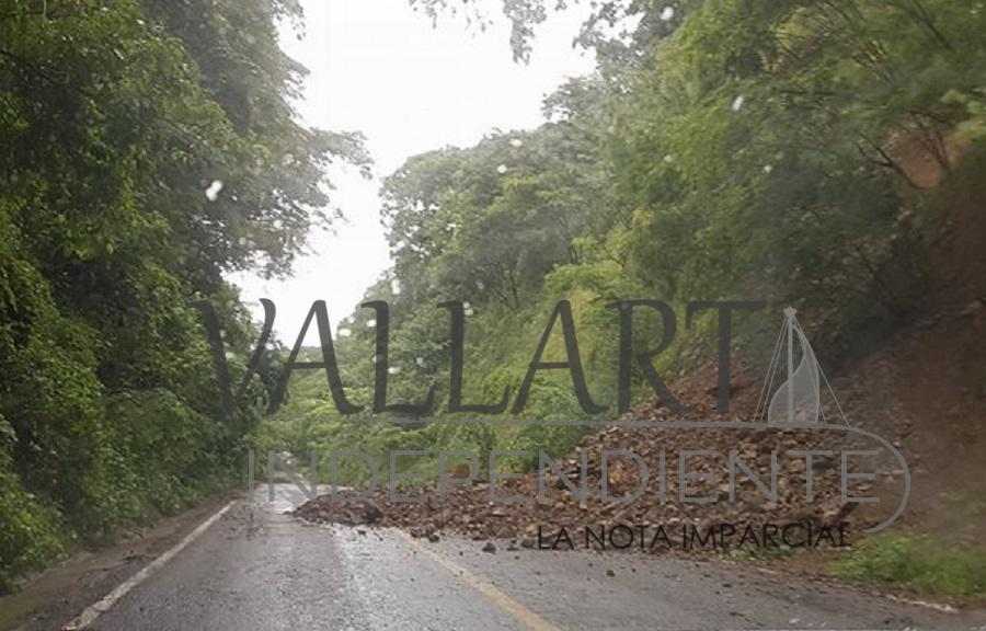 Deslaves provocan cierre de la Estatal 544; cientos se ven afectados