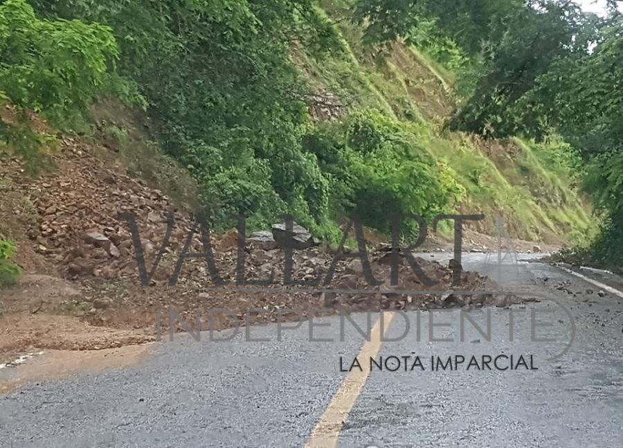 Deslaves provocan cierre de la Estatal 544; cientos se ven afectados