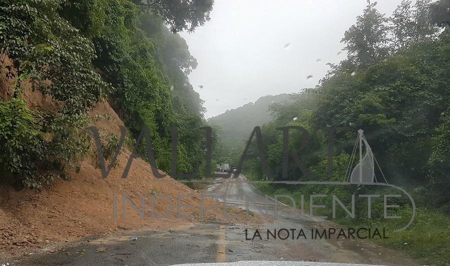 Deslaves provocan cierre de la Estatal 544; cientos se ven afectados