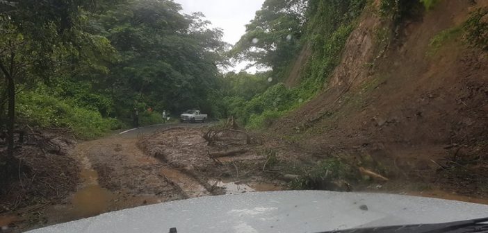 Deslaves provocan cierre de la Estatal 544; cientos se ven afectados