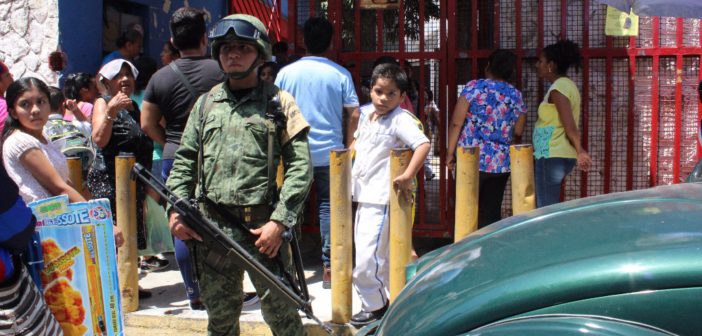 Niños regresan a clases custodiados por el Ejército