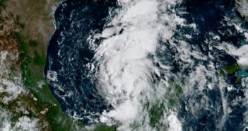 Evacuan ciudades del sur de Texas ante la llegada de Harvey