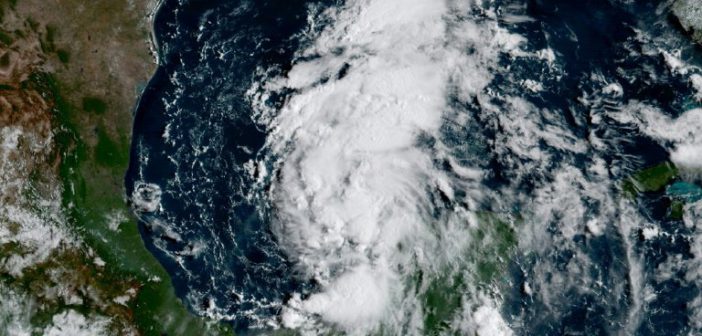 Evacuan ciudades del sur de Texas ante la llegada de Harvey