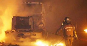 Incendian flotilla de camiones forestales en Chile