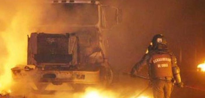 Incendian flotilla de camiones forestales en Chile