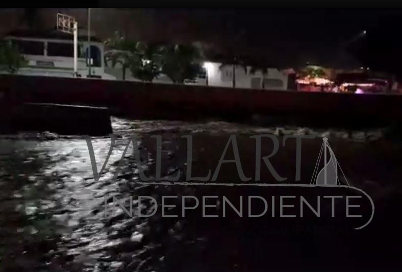 Intensa lluvia provoca caos en Puerto Vallarta