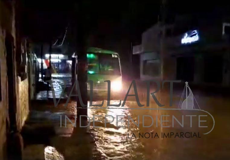 Intensa lluvia provoca caos en Puerto Vallarta