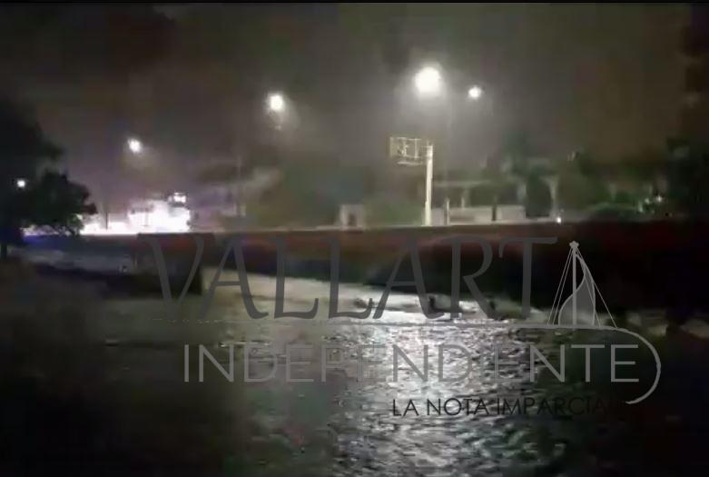 Intensa lluvia provoca caos en Puerto Vallarta