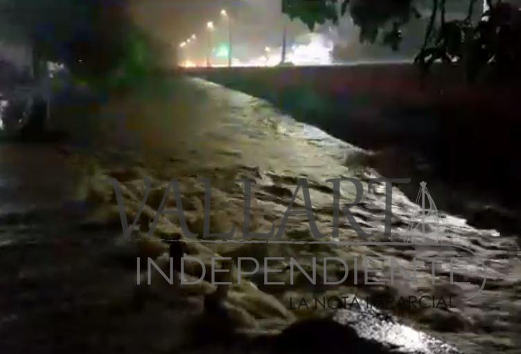 Intensa lluvia provoca caos en Puerto Vallarta