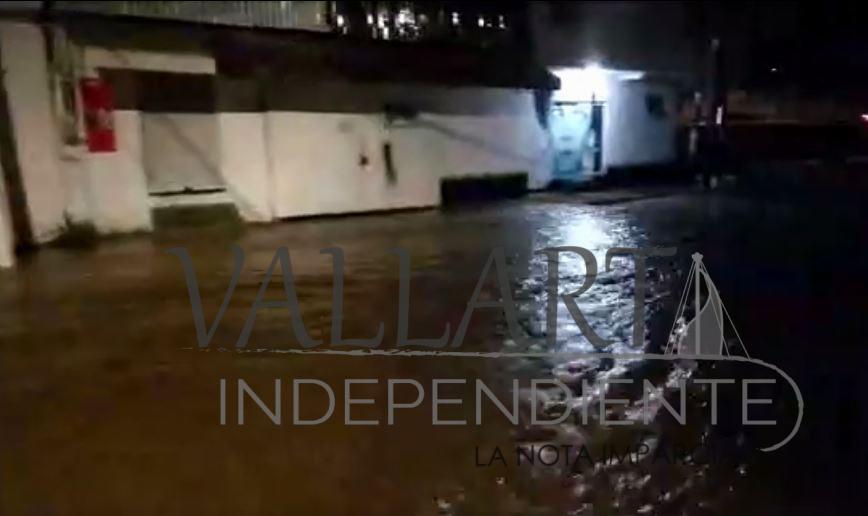 Intensa lluvia provoca caos en Puerto Vallarta