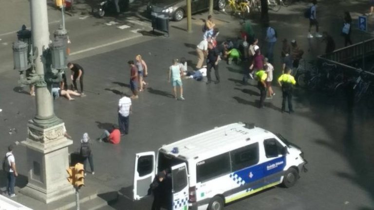 Camioneta atropella a varias personas en La Rambla de Barcelona