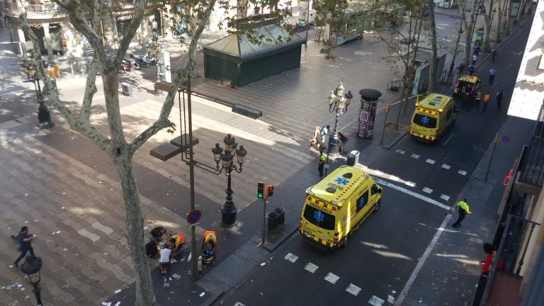 Camioneta atropella a varias personas en La Rambla de Barcelona