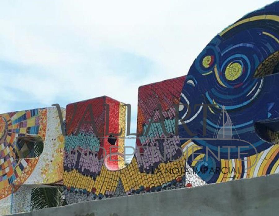 Lucen deterioradas las letras de Puerto Vallarta