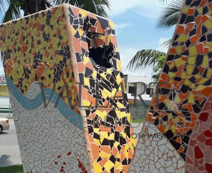 Lucen deterioradas las letras de Puerto Vallarta