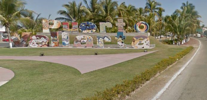 Lucen deterioradas las letras de Puerto Vallarta