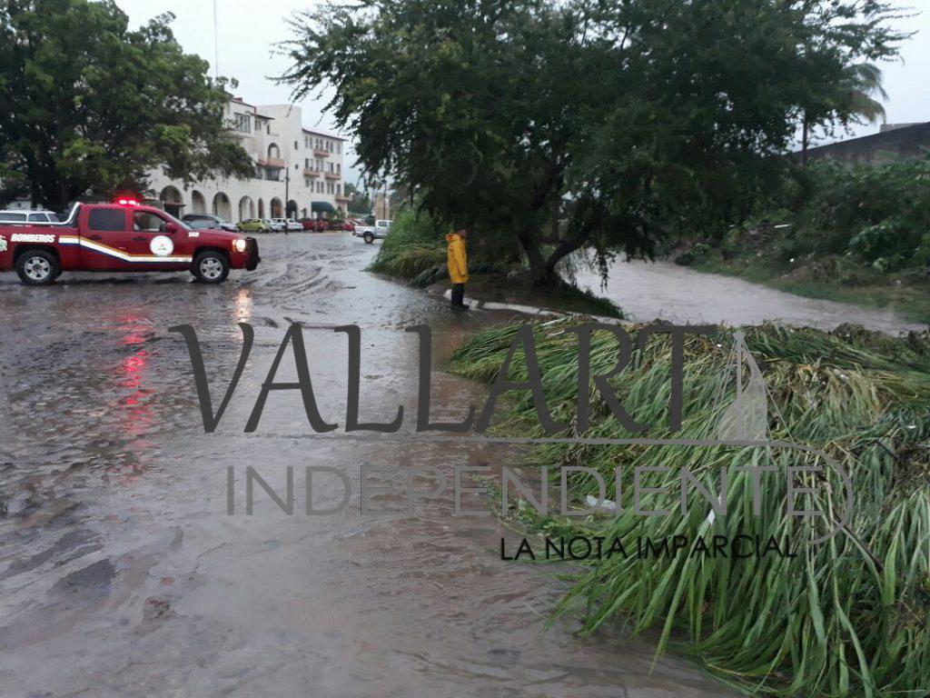 Lluvias causan estragos en Puerto Vallarta; Sedena y PC analizan la situación