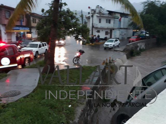 Lluvias causan estragos en Puerto Vallarta; Sedena y PC analizan la situación