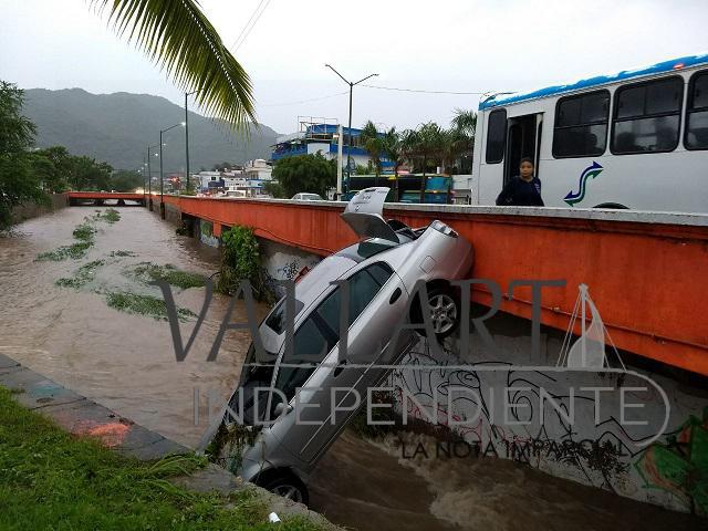 Lluvias causan estragos en Puerto Vallarta; Sedena y PC analizan la situación