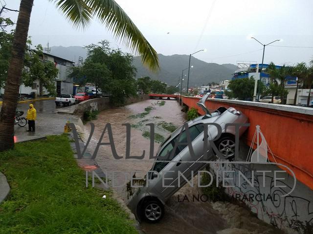 Lluvias causan estragos en Puerto Vallarta; Sedena y PC analizan la situación