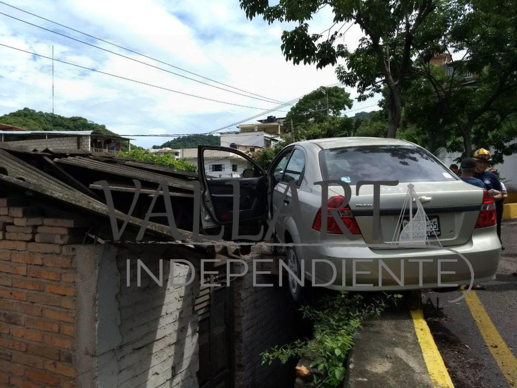 Se suben al techo de una vivienda, con todo y vehículo
