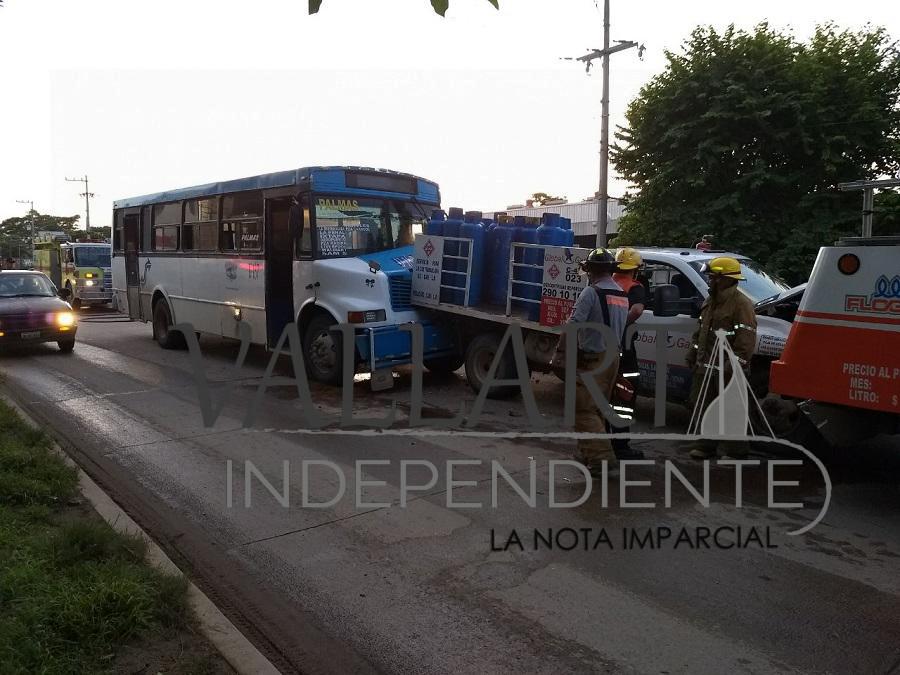 ‘Hacen sándwich’ al camión del gas; hay dos lesionados