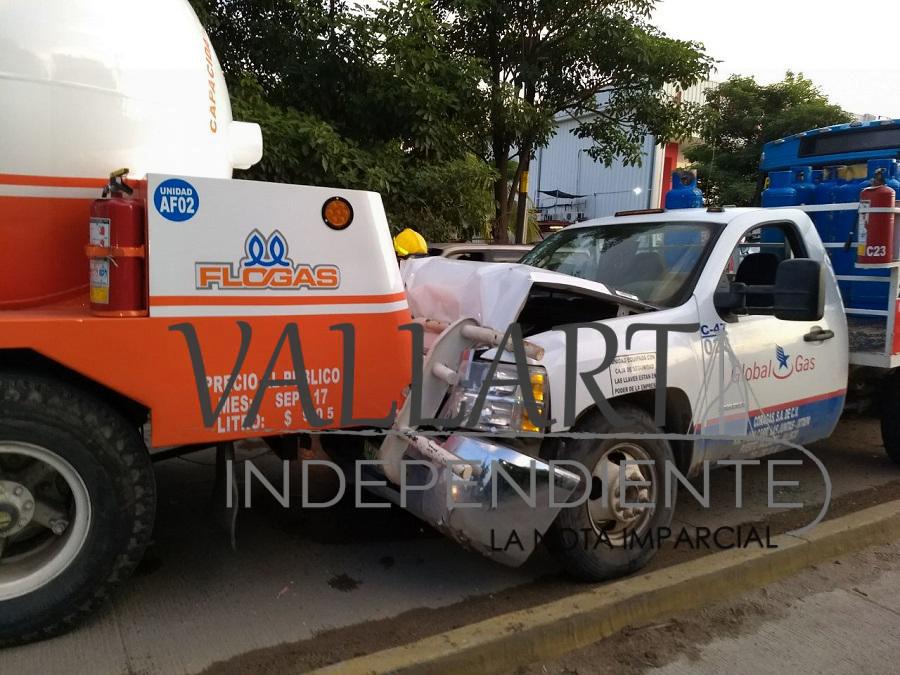 ‘Hacen sándwich’ al camión del gas; hay dos lesionados