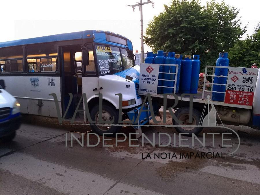 ‘Hacen sándwich’ al camión del gas; hay dos lesionados