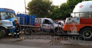 ‘Hacen sándwich’ al camión del gas; hay dos lesionados