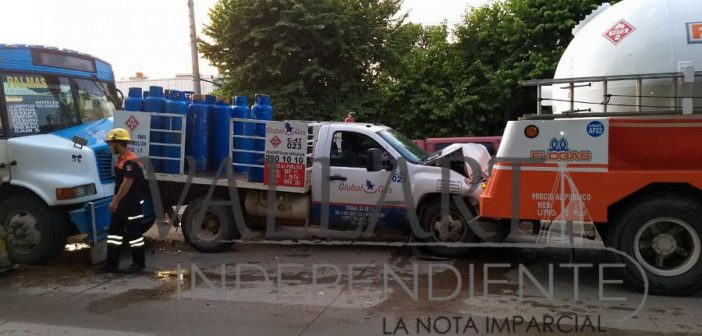 ‘Hacen sándwich’ al camión del gas; hay dos lesionados