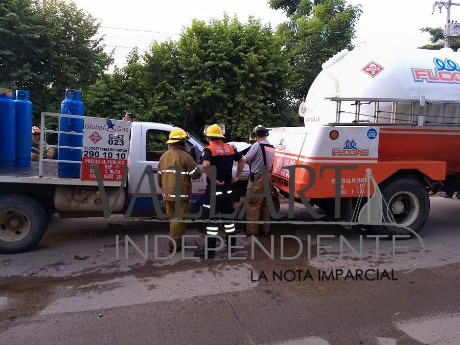 ‘Hacen sándwich’ al camión del gas; hay dos lesionados