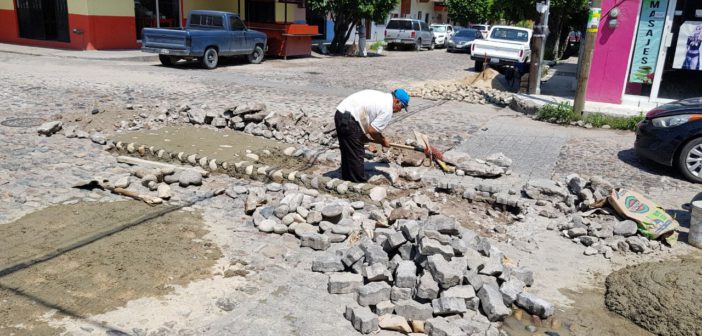 Tapan baches de calles y carreteras