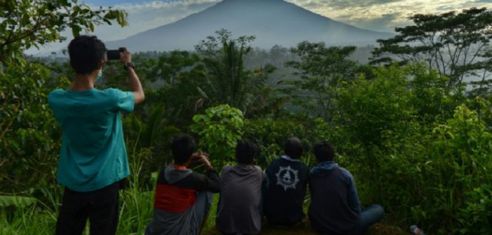 Huyen en Bali ante amenaza de erupción del volcán Agung