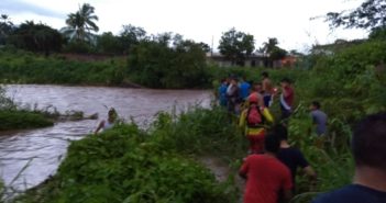 Reanudan búsqueda de mujer que arrastró el río