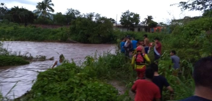 Reanudan búsqueda de mujer que arrastró el río