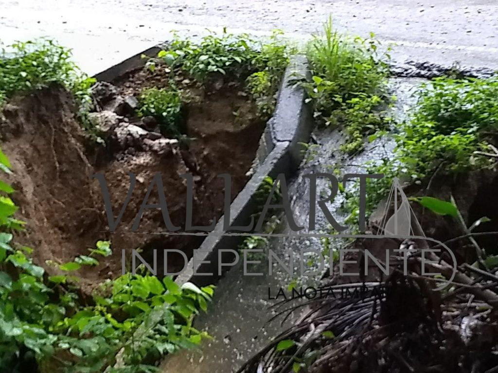 Cierran la Federal 200 por socavón en Mismaloya