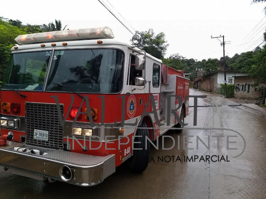 Evacúan a 25 familias de la Bugambilias