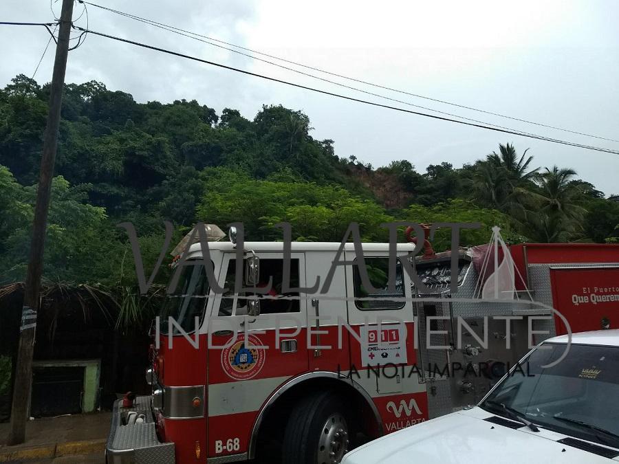 Evacúan a 25 familias de la Bugambilias