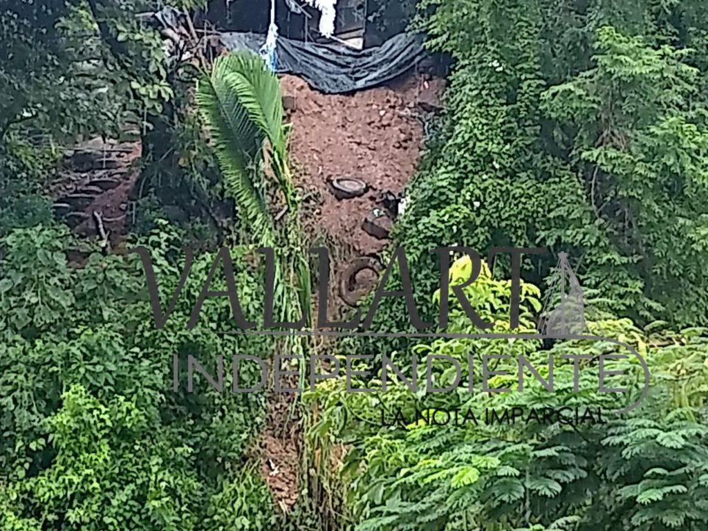 Evacúan a 25 familias de la Bugambilias