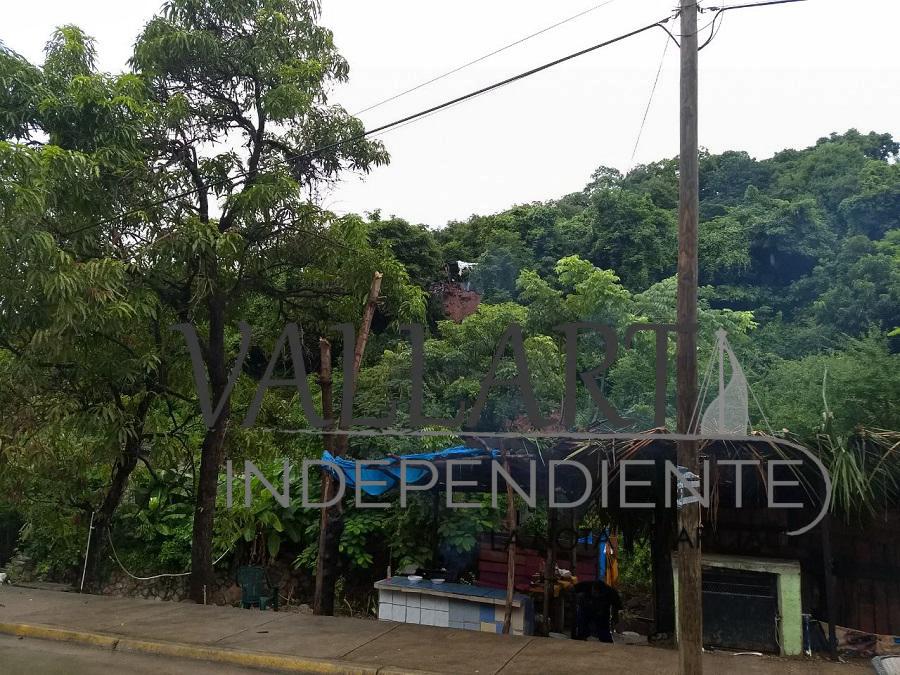 Evacúan a 25 familias de la Bugambilias