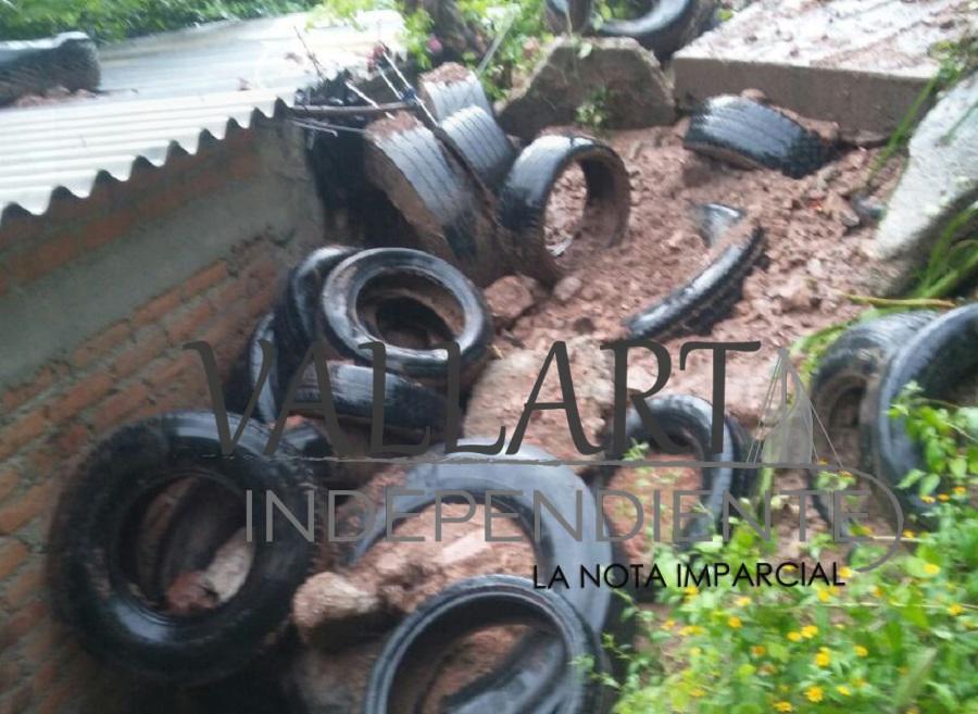 Evacúan a 25 familias de la Bugambilias